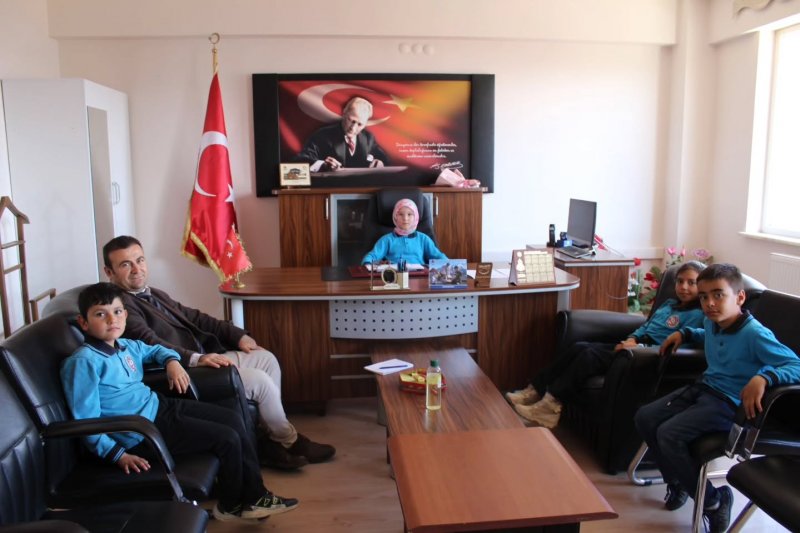 Sarıveliler'de 23 Nisan Coşkusu: Minik Yöneticiler Makam Devretti - Görsel 1