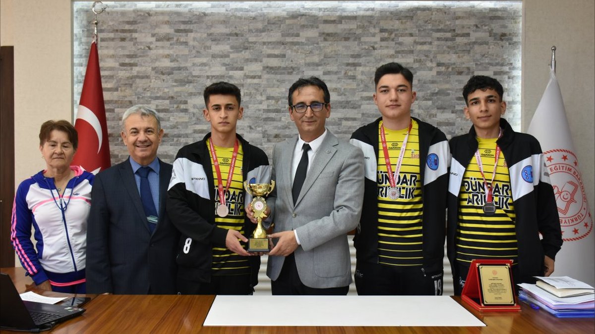 Karaman'dan Türkiye Üçüncülüğü: Öğrenciler İl Milli Eğitim Müdürü'nü Ziyaret Etti