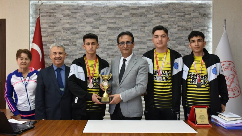 Karaman'dan Türkiye Üçüncülüğü: Öğrenciler İl Milli Eğitim Müdürü'nü Ziyaret Etti