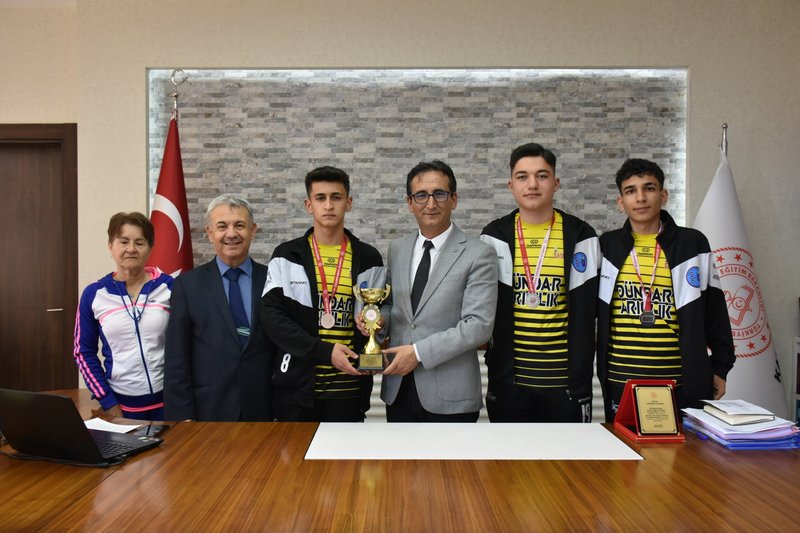 Karaman'dan Türkiye Üçüncülüğü: Öğrenciler İl Milli Eğitim Müdürü'nü Ziyaret Etti - Görsel 3