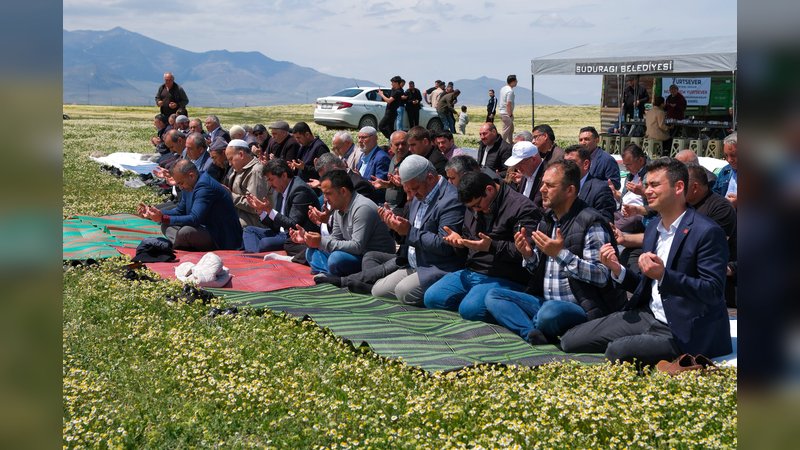 Karaman Valisi Çiçek, Ekinözü Köyü'nde Şükür Duası Programına Katıldı