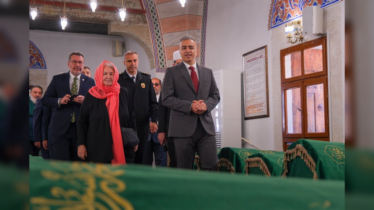 Karaman Valisi Çiçek, Mevlana'nın Hicretinin 798. Yılı Anısına Sevgi ve Barış Yürüyüşü'ne Katıldı