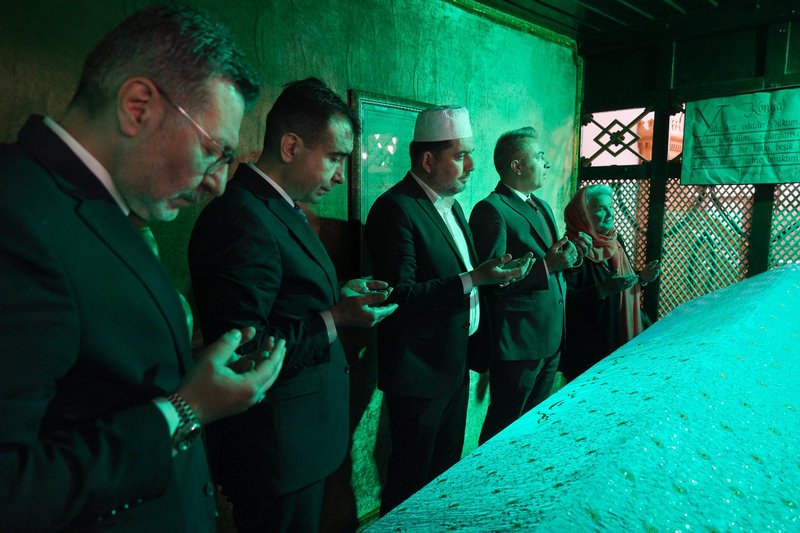 Karaman Valisi Çiçek, Mevlana'nın Hicretinin 798. Yılı Anısına Sevgi ve Barış Yürüyüşü'ne Katıldı - Görsel 1
