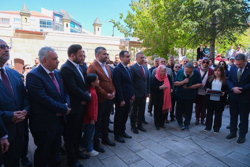 Karaman Valisi Çiçek, Mevlana'nın Hicretinin 798. Yılı Anısına Sevgi ve Barış Yürüyüşü'ne Katıldı - Görsel 2