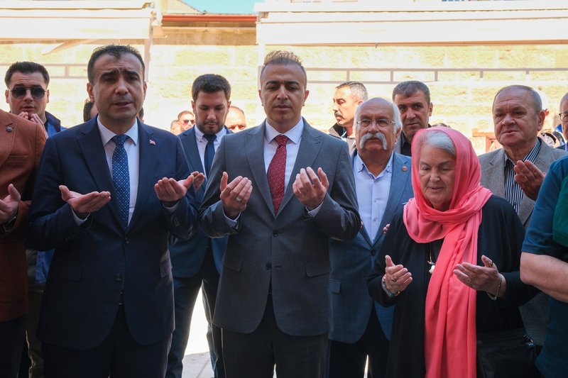 Karaman Valisi Çiçek, Mevlana'nın Hicretinin 798. Yılı Anısına Sevgi ve Barış Yürüyüşü'ne Katıldı - Görsel 3