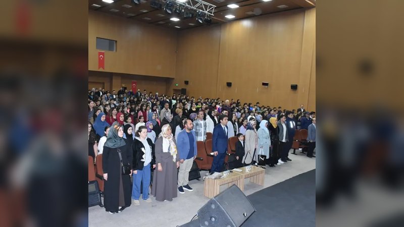 Karaman'da Öğrenciler İngilizceyi Sahneye Taşıdı: English Fest Finali Coşkusu