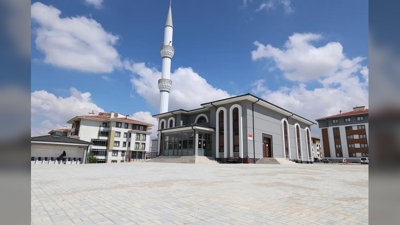 Karaman Belediyesi Camilerde Kapsamlı Temizlik ve Peyzaj Çalışmaları Başlattı