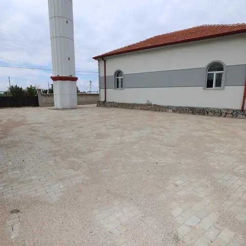 Karaman Belediyesi Camilerde Kapsamlı Temizlik ve Peyzaj Çalışmaları Başlattı - Görsel 1