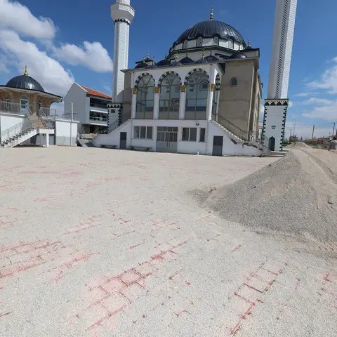 Karaman Belediyesi Camilerde Kapsamlı Temizlik ve Peyzaj Çalışmaları Başlattı - Görsel 2