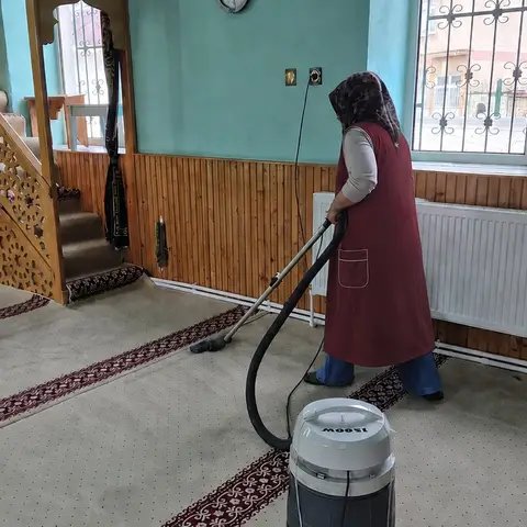 Karaman Belediyesi Camilerde Kapsamlı Temizlik ve Peyzaj Çalışmaları Başlattı - Görsel 3