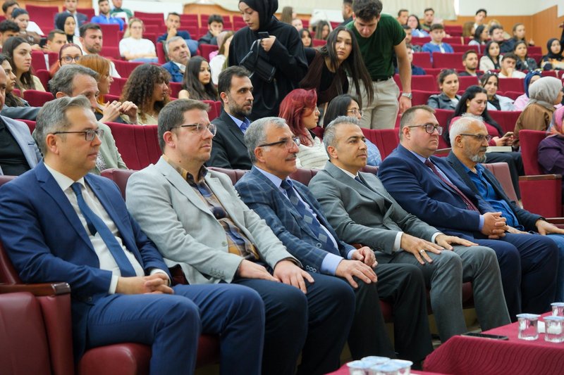 Vali Çiçek'ten KMÜ'de Kariyer ve Tecrübe Paylaşımı - Görsel 3