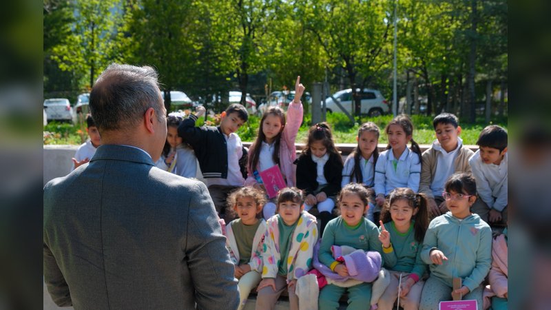 Vali Çiçek'ten Trafik Haftası'nda Çocuklara Trafik Bilinci Dersi