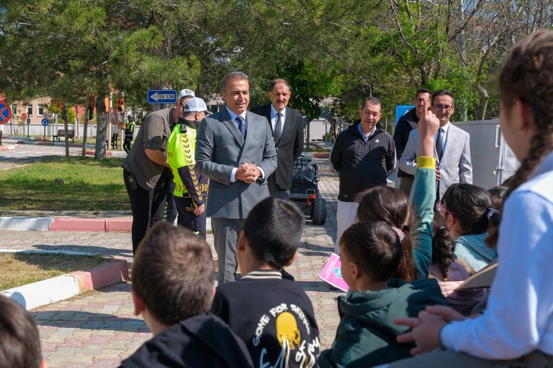 Vali Çiçek'ten Trafik Haftası'nda Çocuklara Trafik Bilinci Dersi - Görsel 2