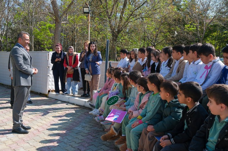 Vali Çiçek'ten Trafik Haftası'nda Çocuklara Trafik Bilinci Dersi - Görsel 1
