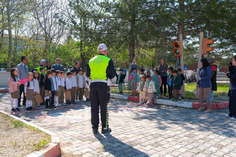 Vali Çiçek'ten Trafik Haftası'nda Çocuklara Trafik Bilinci Dersi - Görsel 3