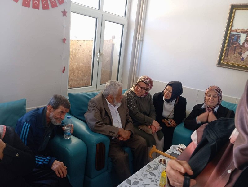 AK Parti'den Anneler Günü Özel Huzurevi Ziyareti - Görsel 1