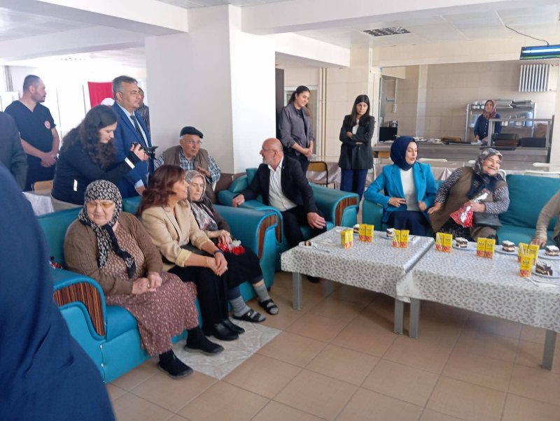 AK Parti'den Anneler Günü Özel Huzurevi Ziyareti - Görsel 2