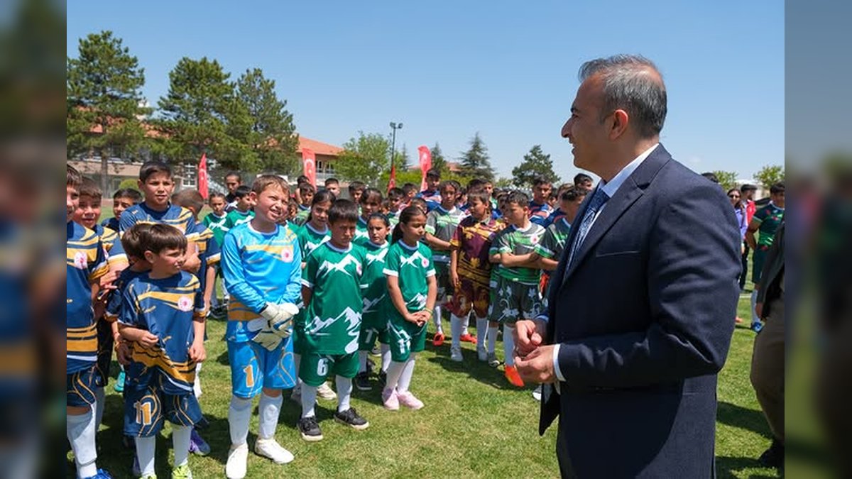 Vali Çiçek, Kırsaldan Kente Yolculuk Futbol Turnuvası'nı İzledi
