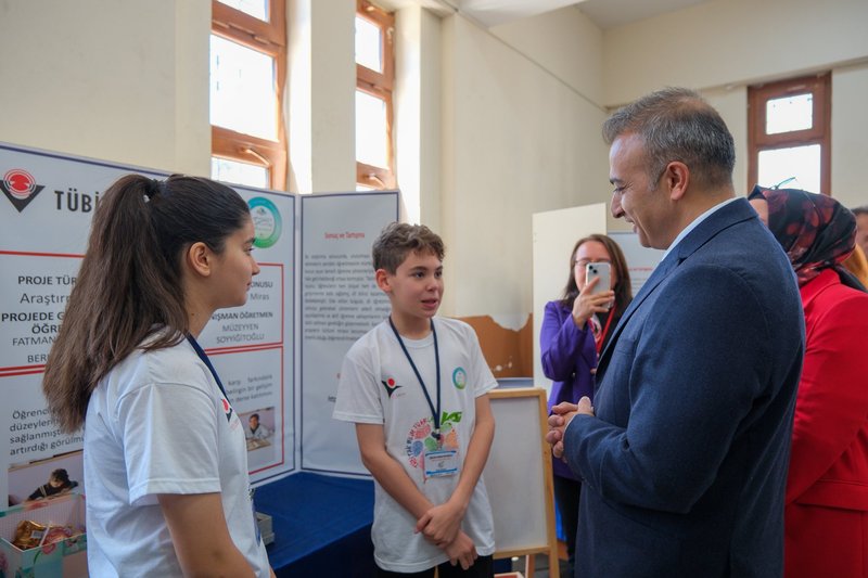 Vali Çiçek'ten Zübeyde Hanım Ortaokulu'na Ziyaret: Bilim Fuarı ve Robotik Laboratuvarı Açıldı - Görsel 2