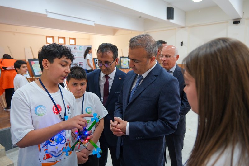 Vali Çiçek'ten Zübeyde Hanım Ortaokulu'na Ziyaret: Bilim Fuarı ve Robotik Laboratuvarı Açıldı - Görsel 3
