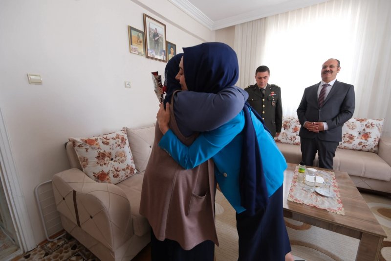 Karaman Valisi Hayrettin Çiçek'in Eşi Berna Çiçek'ten Anneler Günü'nde Gönüllere Dokunan Ziyaretler - Görsel 5