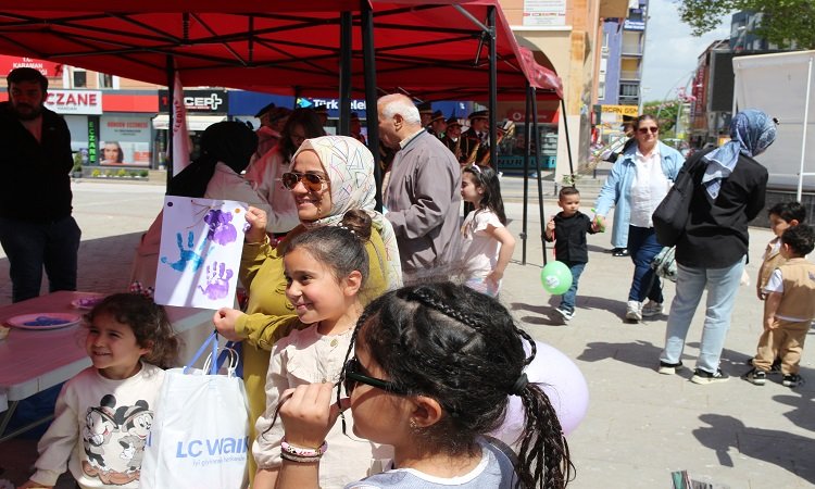 Karaman'da Anneler Günü'ne Özel Etkinlik: El Baskısı ve Duygu Paylaşımı - Görsel 6