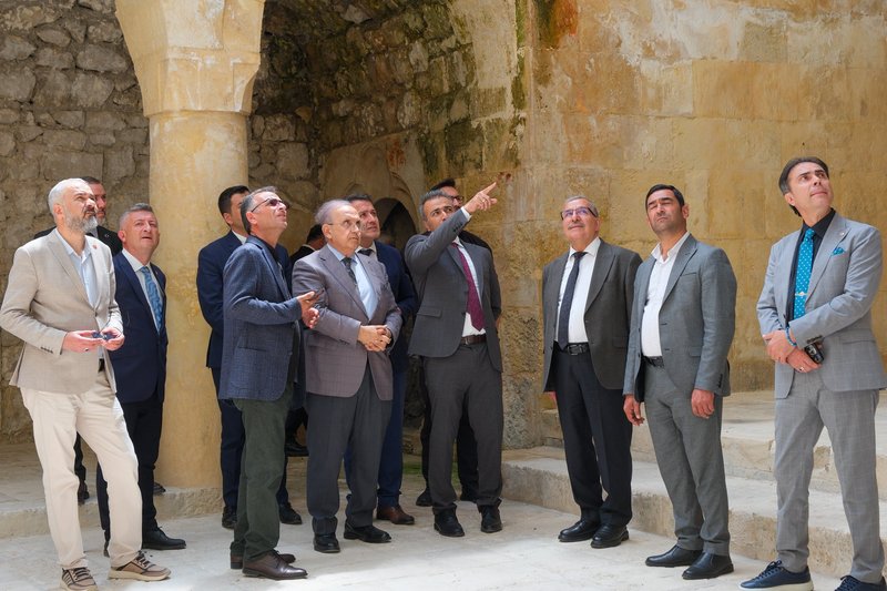 Karaman Valisi Çiçek, Tarihi Tol Medrese ve Kent Müzesi'nde İncelemelerde Bulundu - Görsel 1