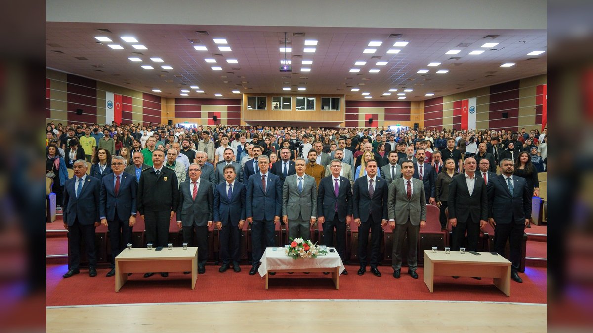 Vali Çiçek: Dijital Çağda Türkçe Bilgi Şöleni'nde Gençlere Çağrı