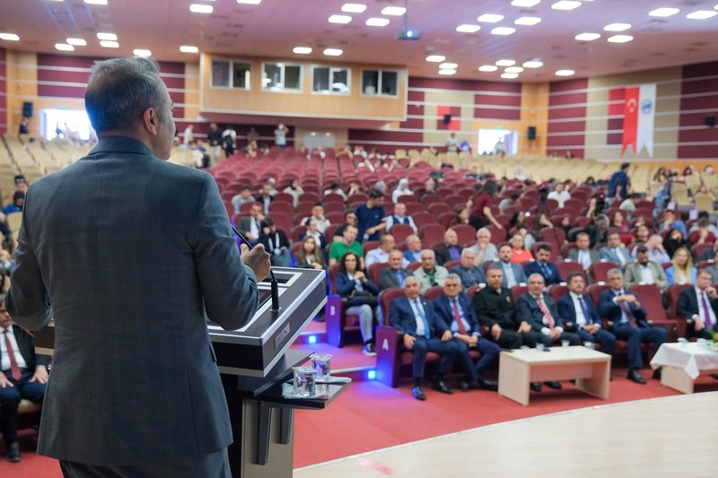 Vali Çiçek: Dijital Çağda Türkçe Bilgi Şöleni'nde Gençlere Çağrı - Görsel 1