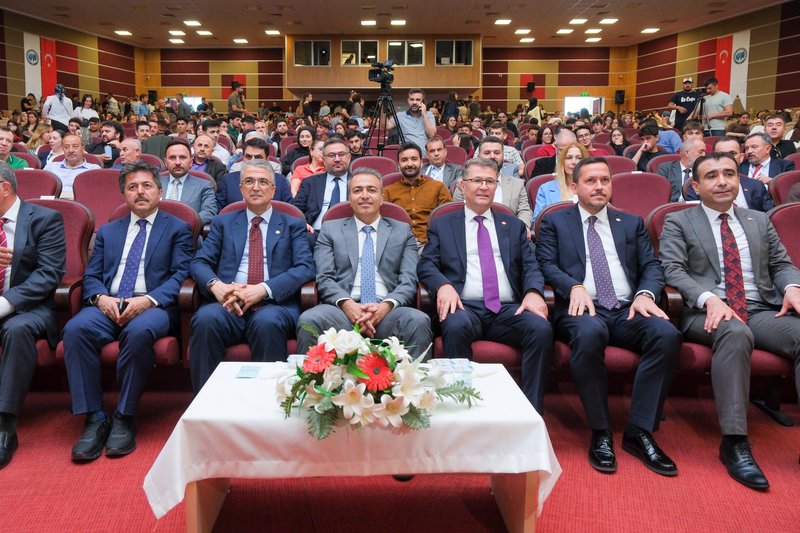 Vali Çiçek: Dijital Çağda Türkçe Bilgi Şöleni'nde Gençlere Çağrı - Görsel 3