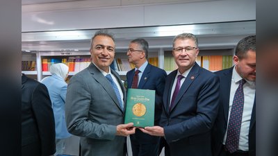 Vali Çiçek, Dijital Çağda Türkçe Bilgi Şöleni Sonrası TDK Kitap Aracını Ziyaret Etti