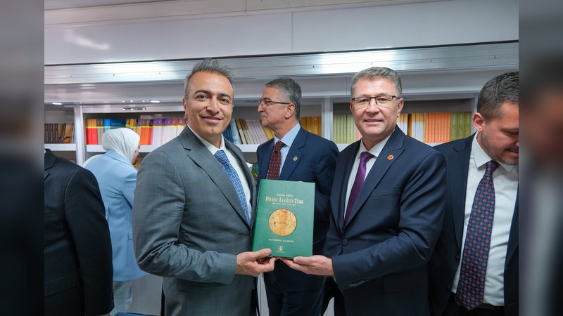Vali Çiçek, Dijital Çağda Türkçe Bilgi Şöleni Sonrası TDK Kitap Aracını Ziyaret Etti