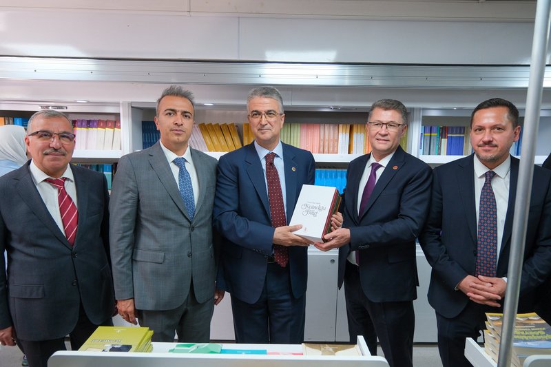 Vali Çiçek, Dijital Çağda Türkçe Bilgi Şöleni Sonrası TDK Kitap Aracını Ziyaret Etti - Görsel 1