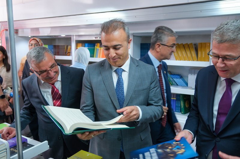 Vali Çiçek, Dijital Çağda Türkçe Bilgi Şöleni Sonrası TDK Kitap Aracını Ziyaret Etti - Görsel 2