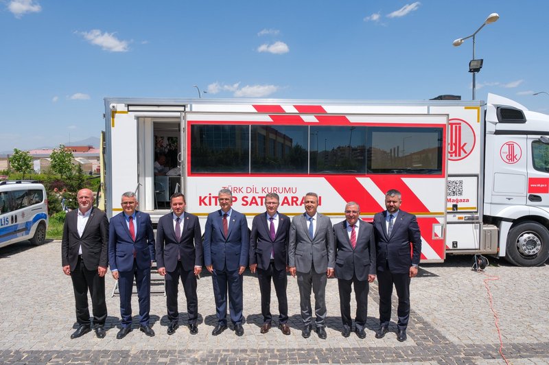 Vali Çiçek, Dijital Çağda Türkçe Bilgi Şöleni Sonrası TDK Kitap Aracını Ziyaret Etti - Görsel 3
