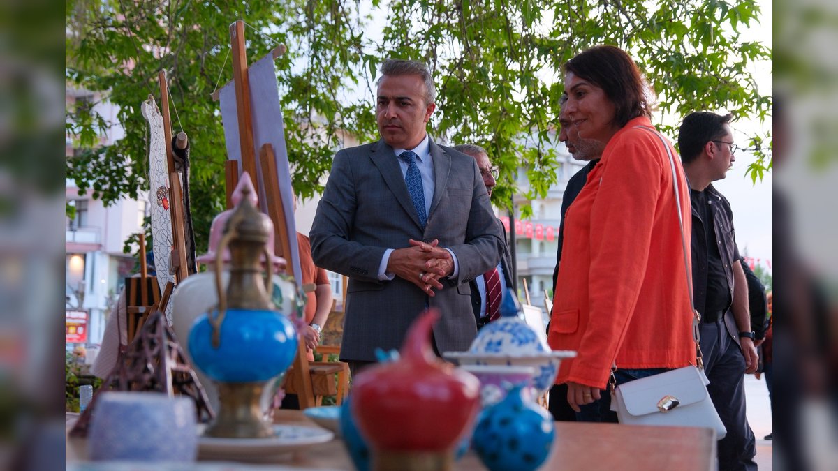 Vali Çiçek ve Rektör Gavgalı'dan Türkçe ve Yunus Emre Resim Sergisi'ne Ziyaret