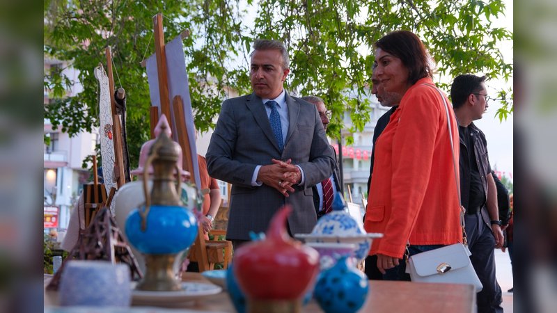 Vali Çiçek ve Rektör Gavgalı'dan Türkçe ve Yunus Emre Resim Sergisi'ne Ziyaret