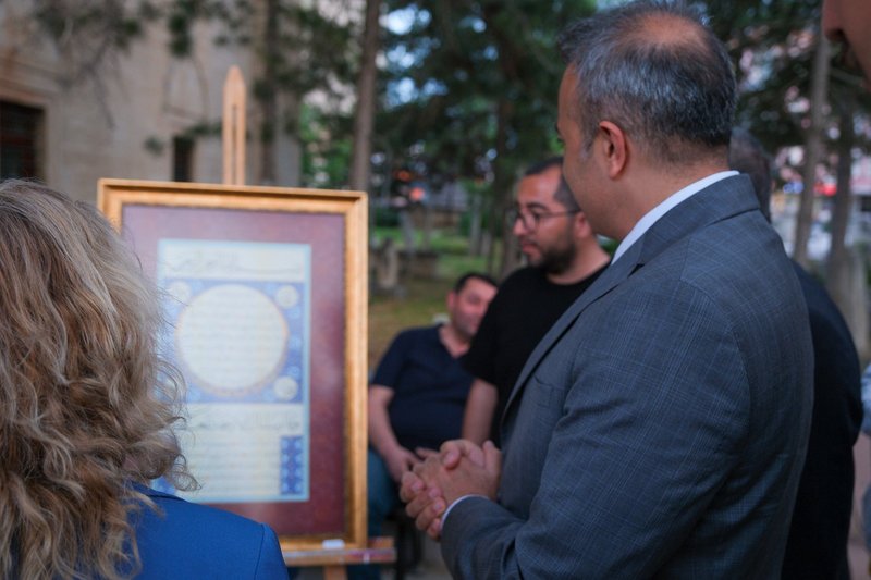 Vali Çiçek ve Rektör Gavgalı'dan Türkçe ve Yunus Emre Resim Sergisi'ne Ziyaret - Görsel 1