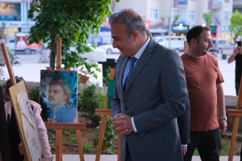 Vali Çiçek ve Rektör Gavgalı'dan Türkçe ve Yunus Emre Resim Sergisi'ne Ziyaret - Görsel 2