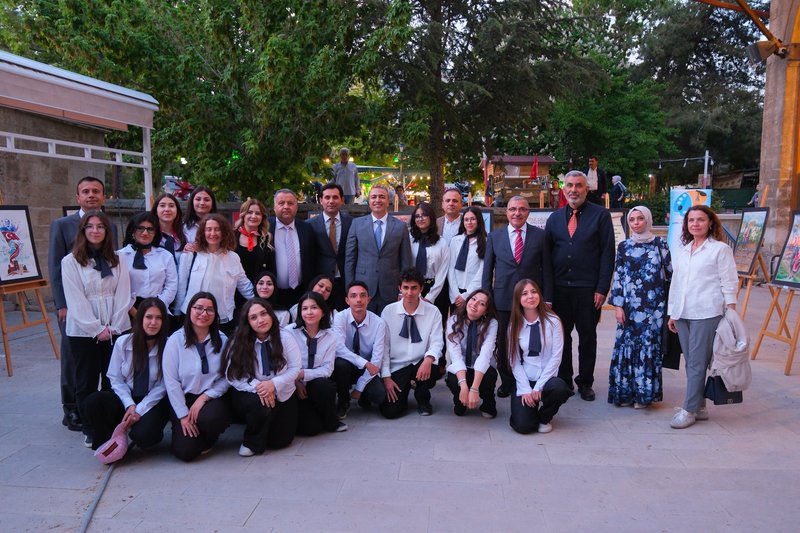 Vali Çiçek ve Rektör Gavgalı'dan Türkçe ve Yunus Emre Resim Sergisi'ne Ziyaret - Görsel 3