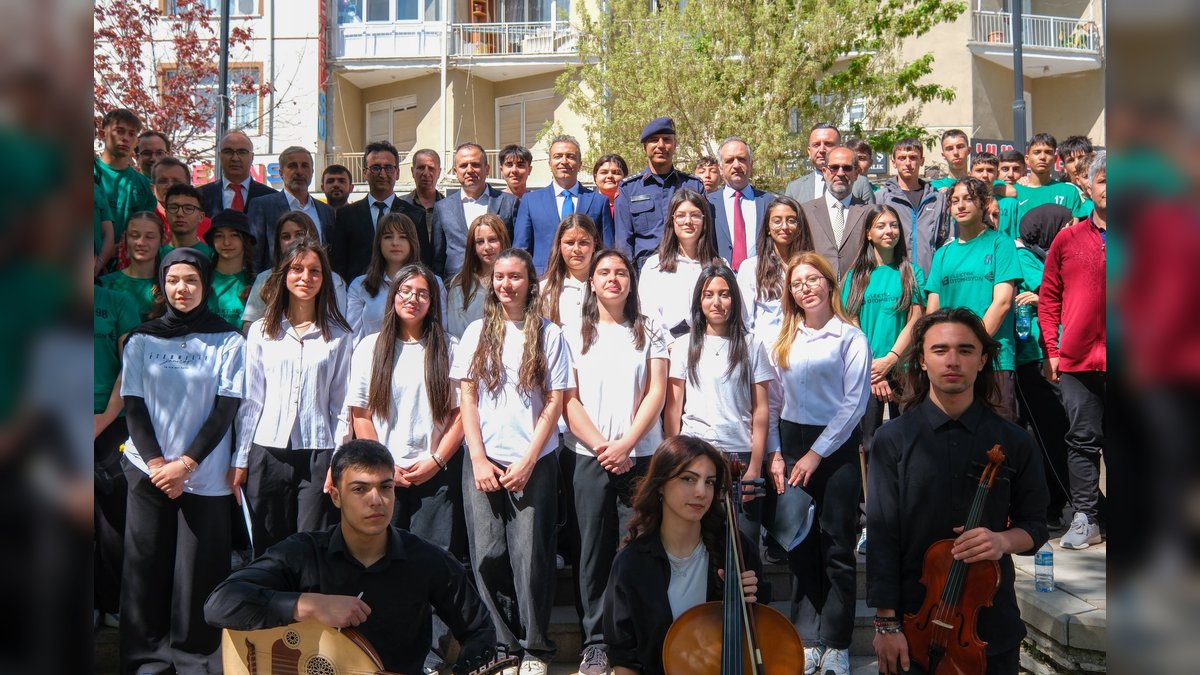 Karaman Valisi Çiçek, 749. Türk Dil Bayramı'nda Yunus Emre Ezgileri Konseri'ne Katıldı