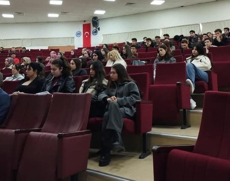 Karaman'da Kadın Girişimciler Öğrencilerle Buluştu, Deneyimlerini Paylaştı - Görsel 1