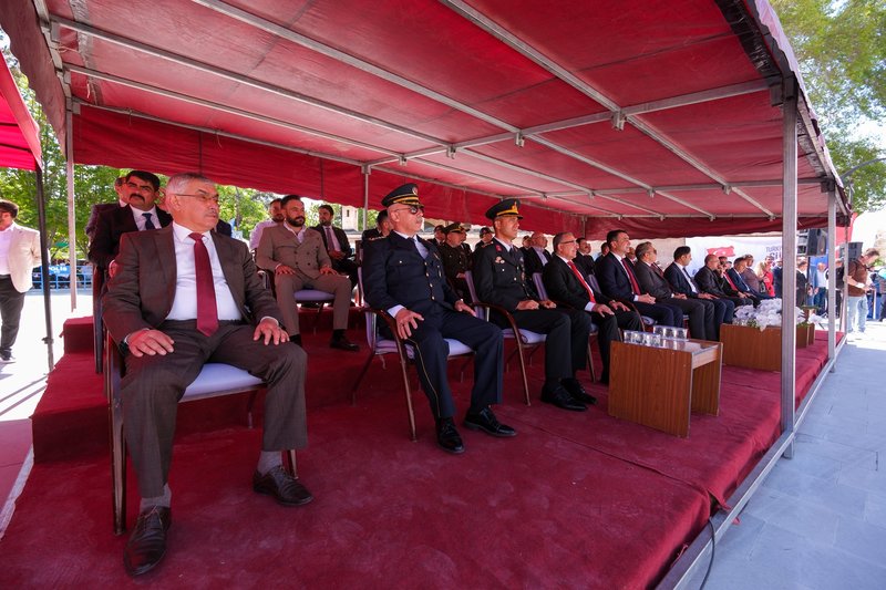 Karaman Valisi Çiçek, 19 Mayıs Kutlamalarına Katıldı, Sporculara Ödül Verdi - Görsel 2