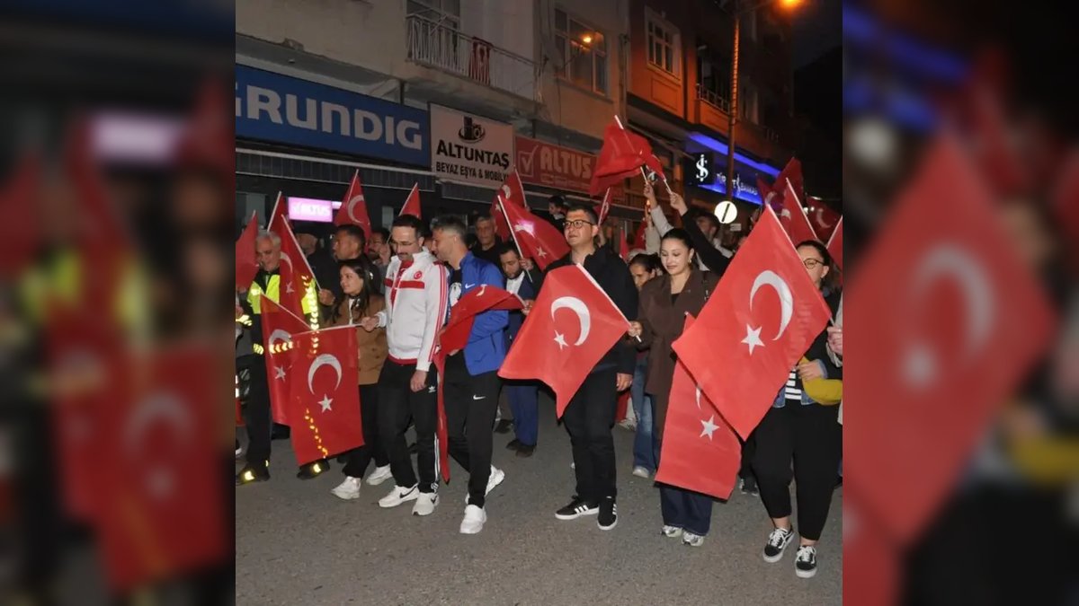 Ermenek'te 107. Yıl Coşkusu: Fener Alayı ve Konserle Kutlandı