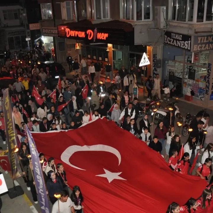 Ermenek'te 107. Yıl Coşkusu: Fener Alayı ve Konserle Kutlandı - Görsel 1