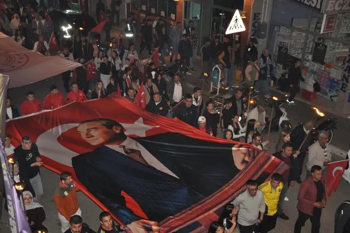 Ermenek'te 107. Yıl Coşkusu: Fener Alayı ve Konserle Kutlandı - Görsel 3