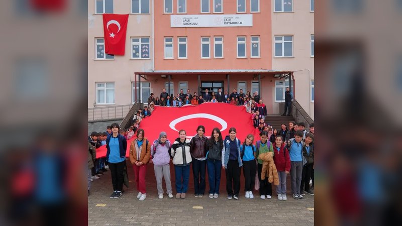 Vali Çiçek Lale Köyü İlkokulu'nda Öğretmen ve Öğrencilerle Buluştu