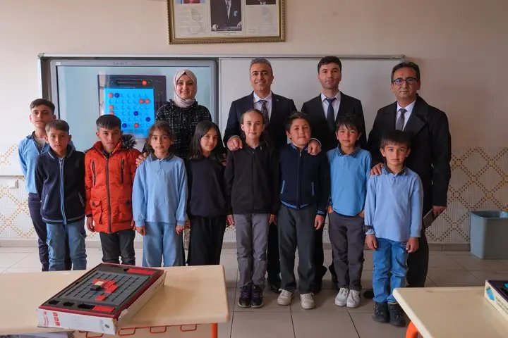 Vali Çiçek Lale Köyü İlkokulu'nda Öğretmen ve Öğrencilerle Buluştu - Görsel 2