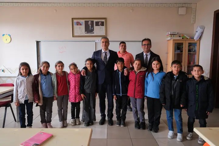 Vali Çiçek Lale Köyü İlkokulu'nda Öğretmen ve Öğrencilerle Buluştu - Görsel 3