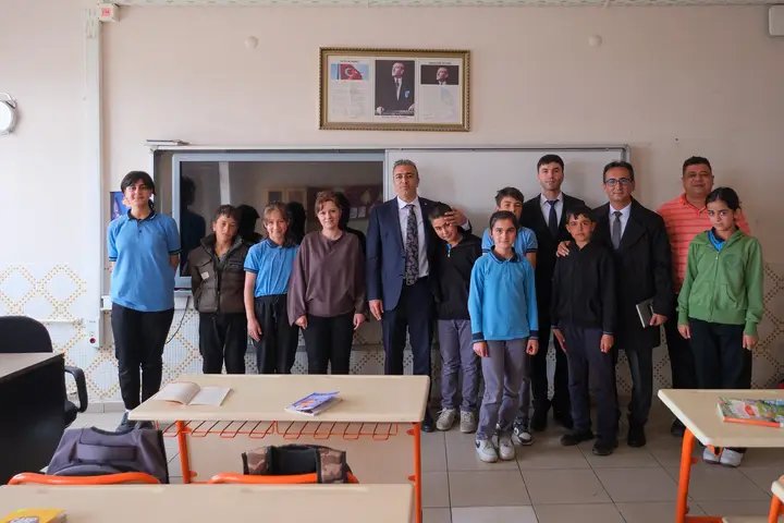 Vali Çiçek Lale Köyü İlkokulu'nda Öğretmen ve Öğrencilerle Buluştu - Görsel 4
